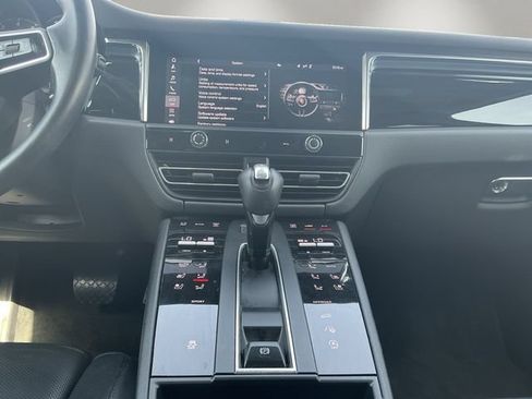 Used 2025 Porsche Macan AWD/4WD image 12