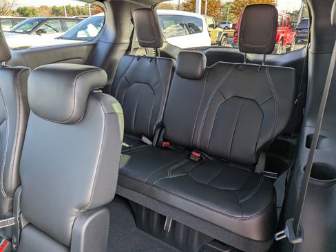 New 2026 Chrysler Pacifica Select image 16