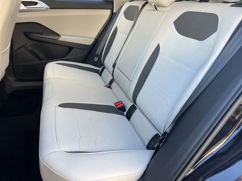 Certified 2025 Volkswagen Taos SE image 33