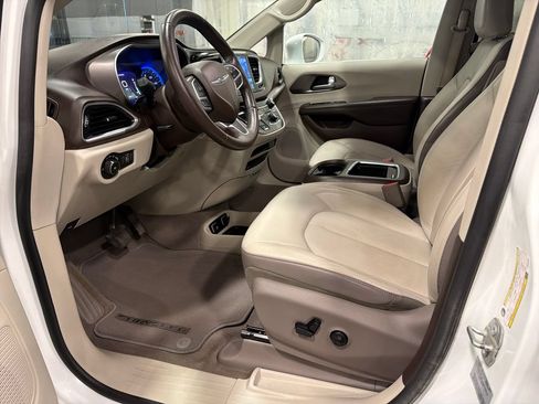 Used 2017 Chrysler Pacifica Touring-L Plus w/ Tire & Wheel Group FWD image 3