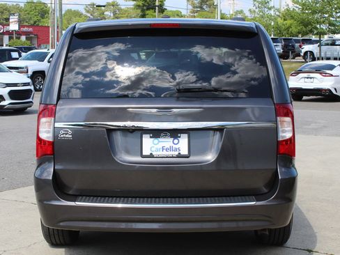 Used 2016 Chrysler Town & Country Touring w/ Driver Convenience Group image 4