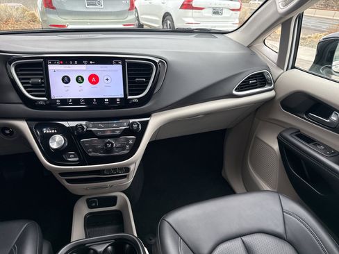 Used 2024 Chrysler Pacifica Touring-L image 20