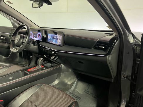 Certified 2025 Nissan Kicks SR image 27