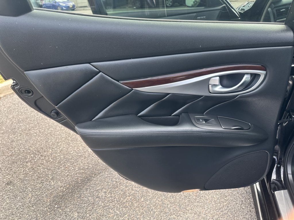 Used 2015 INFINITI Q70 3.7 RWD image 17