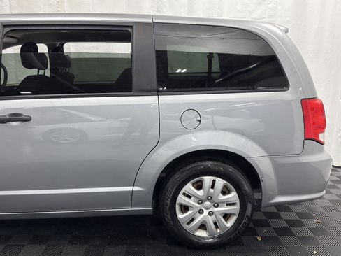 Used 2019 Dodge Grand Caravan SE image 3