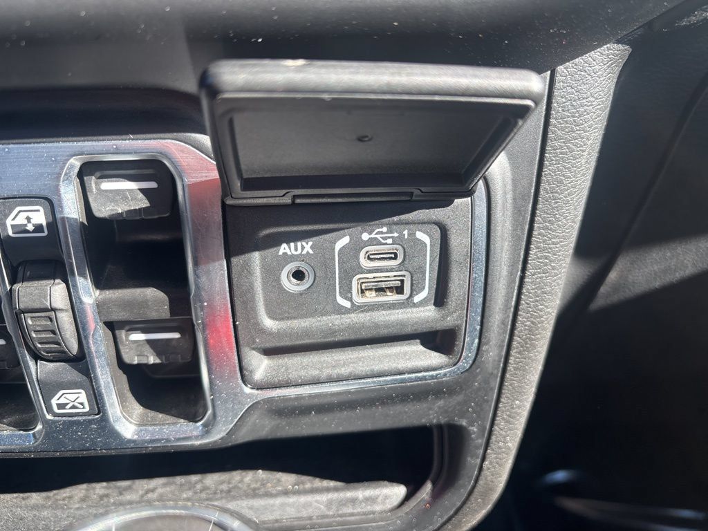 Used 2022 Jeep Wrangler Unlimited Sahara w/ LED Lighting Group AWD/4WD image 29