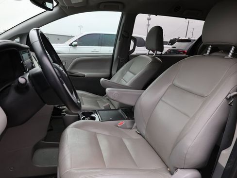 Used 2020 Toyota Sienna XLE image 6