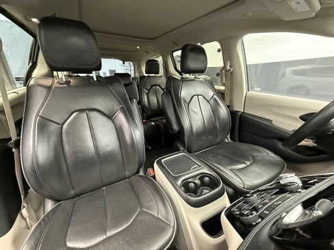 Used 2020 Chrysler Pacifica Limited w/ 8-pass Seating Package image 57