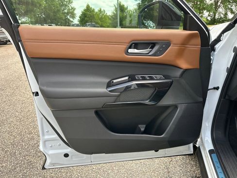 New 2026 Nissan Pathfinder Platinum FWD image 8