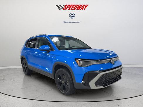 Used 2025 Volkswagen Taos SEL AWD/4WD image 2