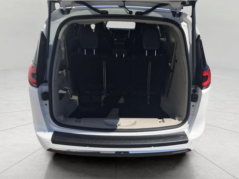 Used 2024 Chrysler Pacifica Touring-L FWD image 13
