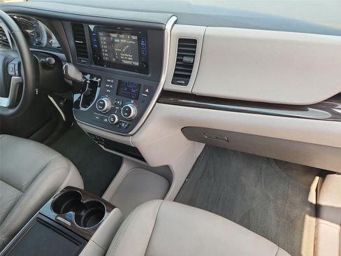 Used 2017 Toyota Sienna XLE Premium FWD image 27