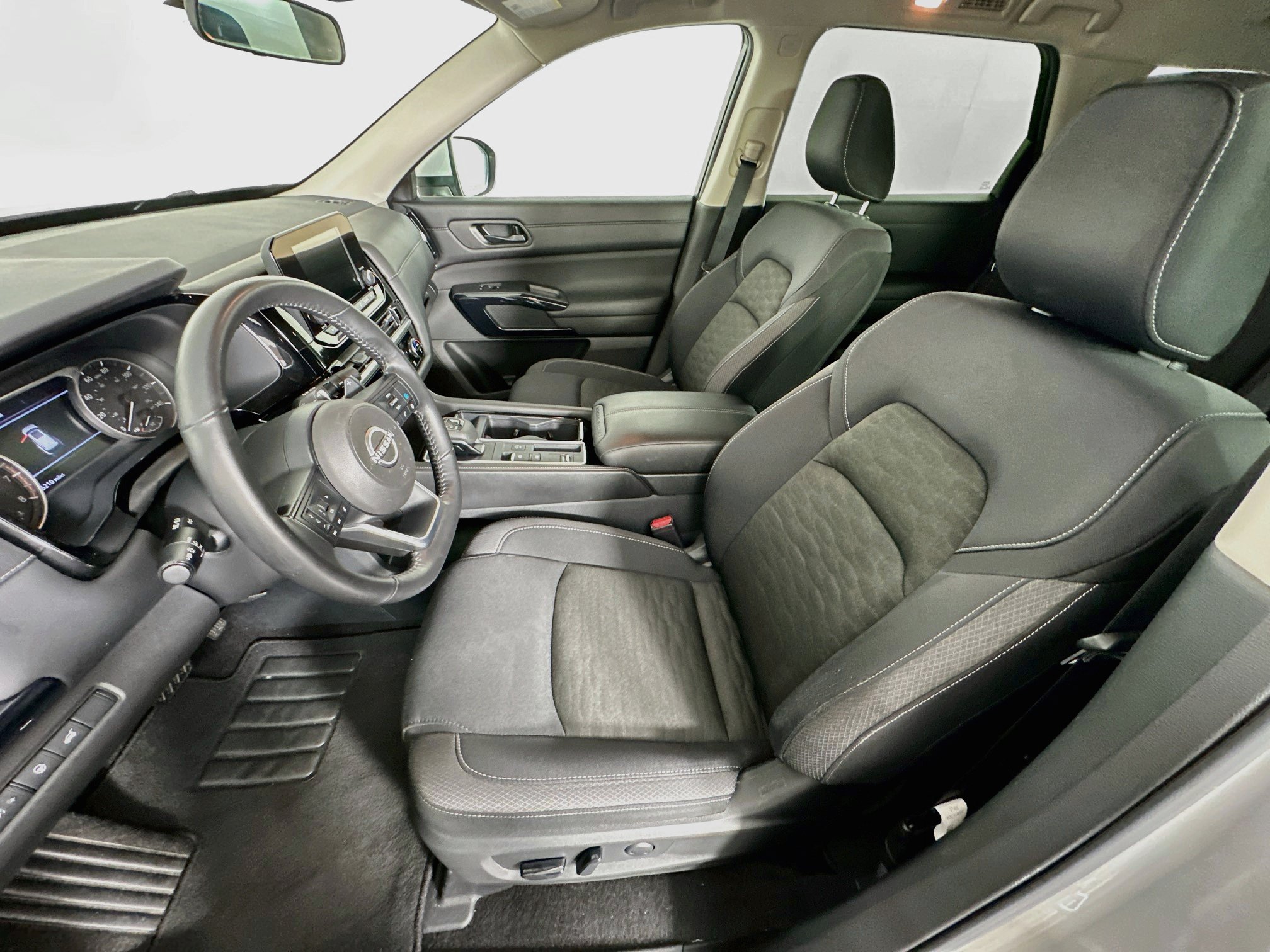 Used 2025 Nissan Pathfinder SV FWD image 13