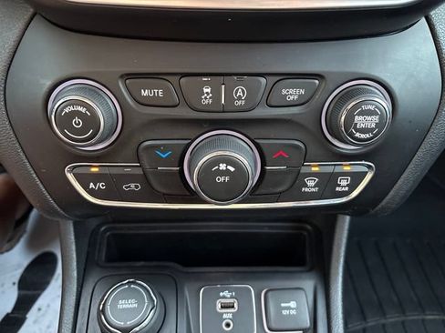 Used 2019 Jeep Cherokee Latitude Plus AWD/4WD image 16