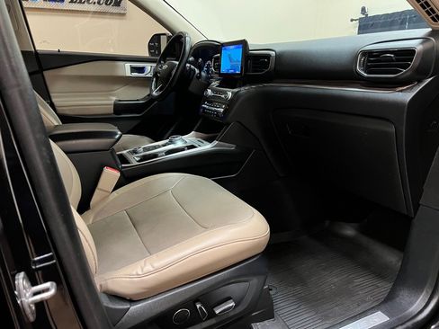 Used 2020 Ford Explorer Limited w/ Equipment Group 310A AWD/4WD image 27