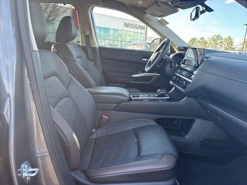 Used 2025 Nissan Pathfinder Platinum w/ Black Appearance Package image 41