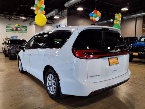 Certified 2024 Chrysler Pacifica Touring-L image 5