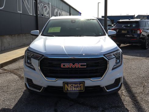 Used 2024 GMC Terrain SLE FWD image 2