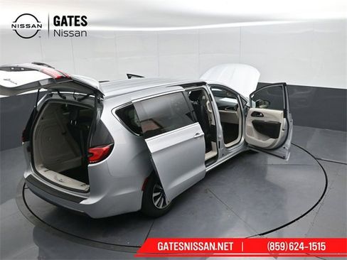 Used 2024 Chrysler Pacifica Select image 45