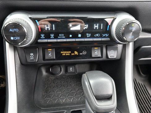 Used 2022 Toyota RAV4 XLE w/ Convenience Package image 24