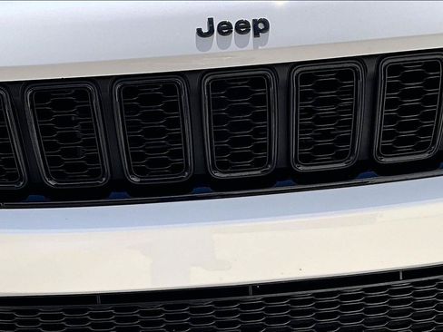 Used 2024 Jeep Grand Cherokee Altitude AWD/4WD image 33