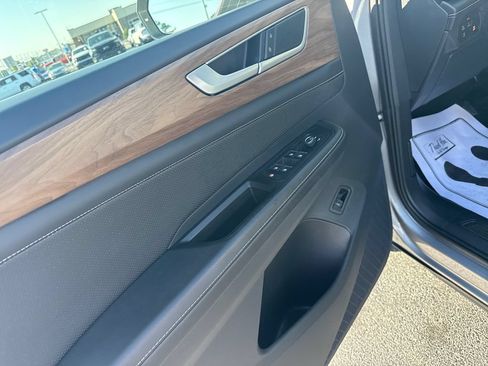 Used 2025 Volkswagen Atlas SE FWD image 13