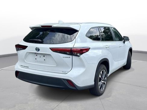 Used 2023 Toyota Highlander XLE FWD image 6