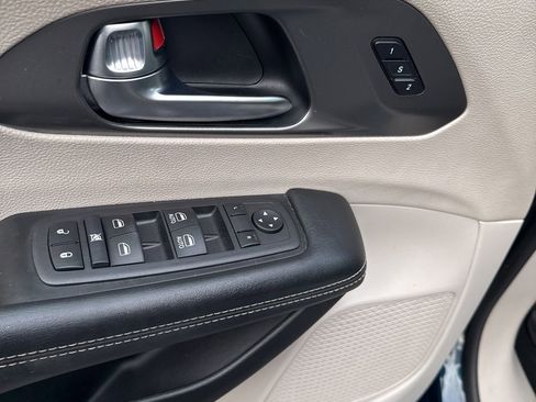 Used 2022 Chrysler Pacifica Touring-L image 16