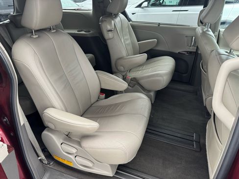 Used 2014 Toyota Sienna XLE image 13