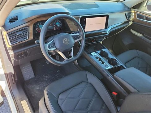 Used 2025 Volkswagen Atlas SE image 8