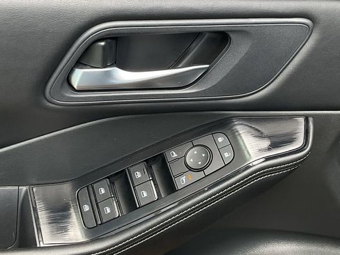 Used 2025 Nissan Rogue SV image 13