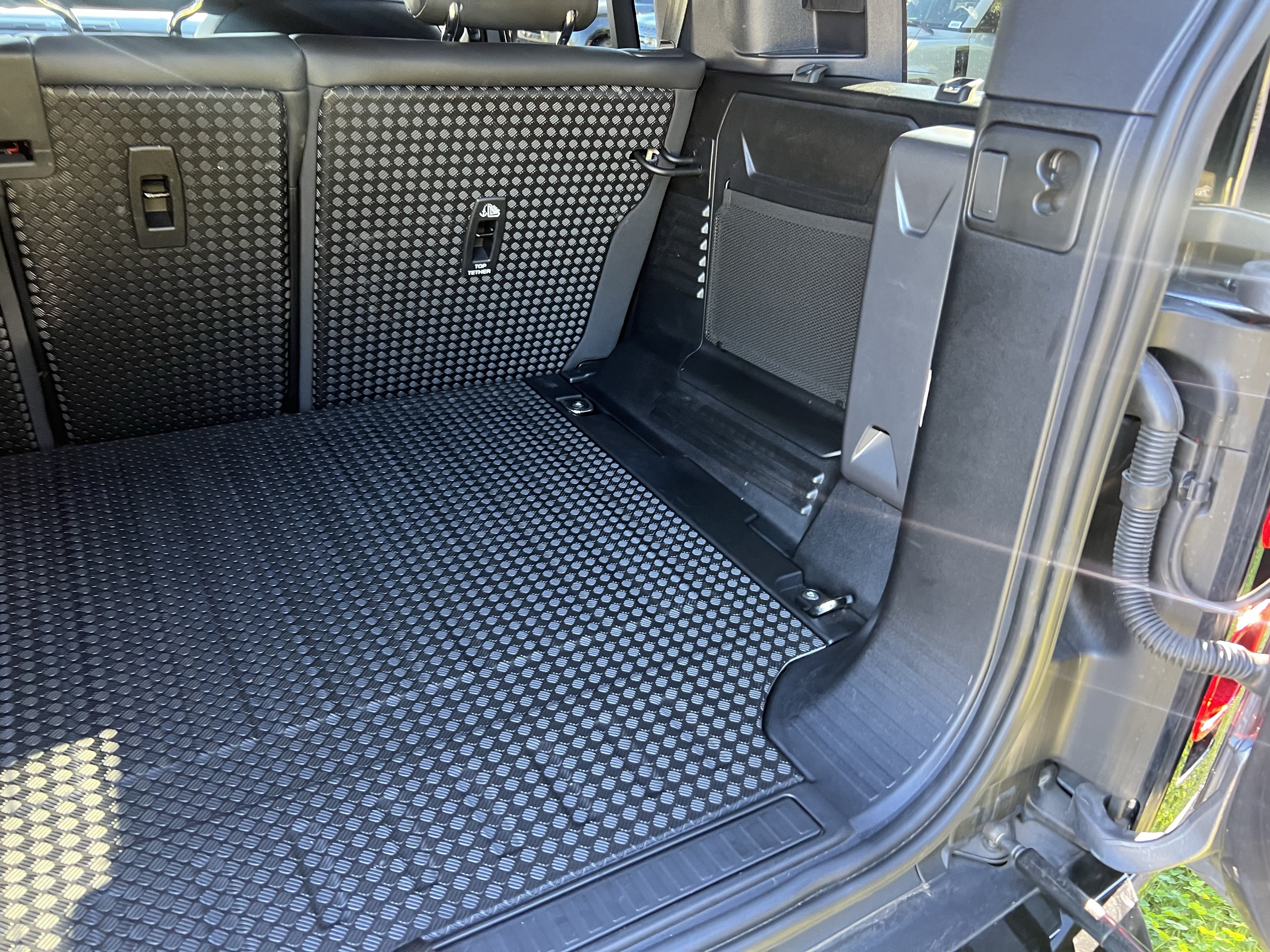 Certified 2024 Land Rover Defender 110 X-Dynamic SE AWD/4WD image 36