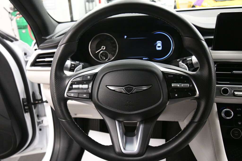 Used 2025 Genesis G70 2.5T image 13