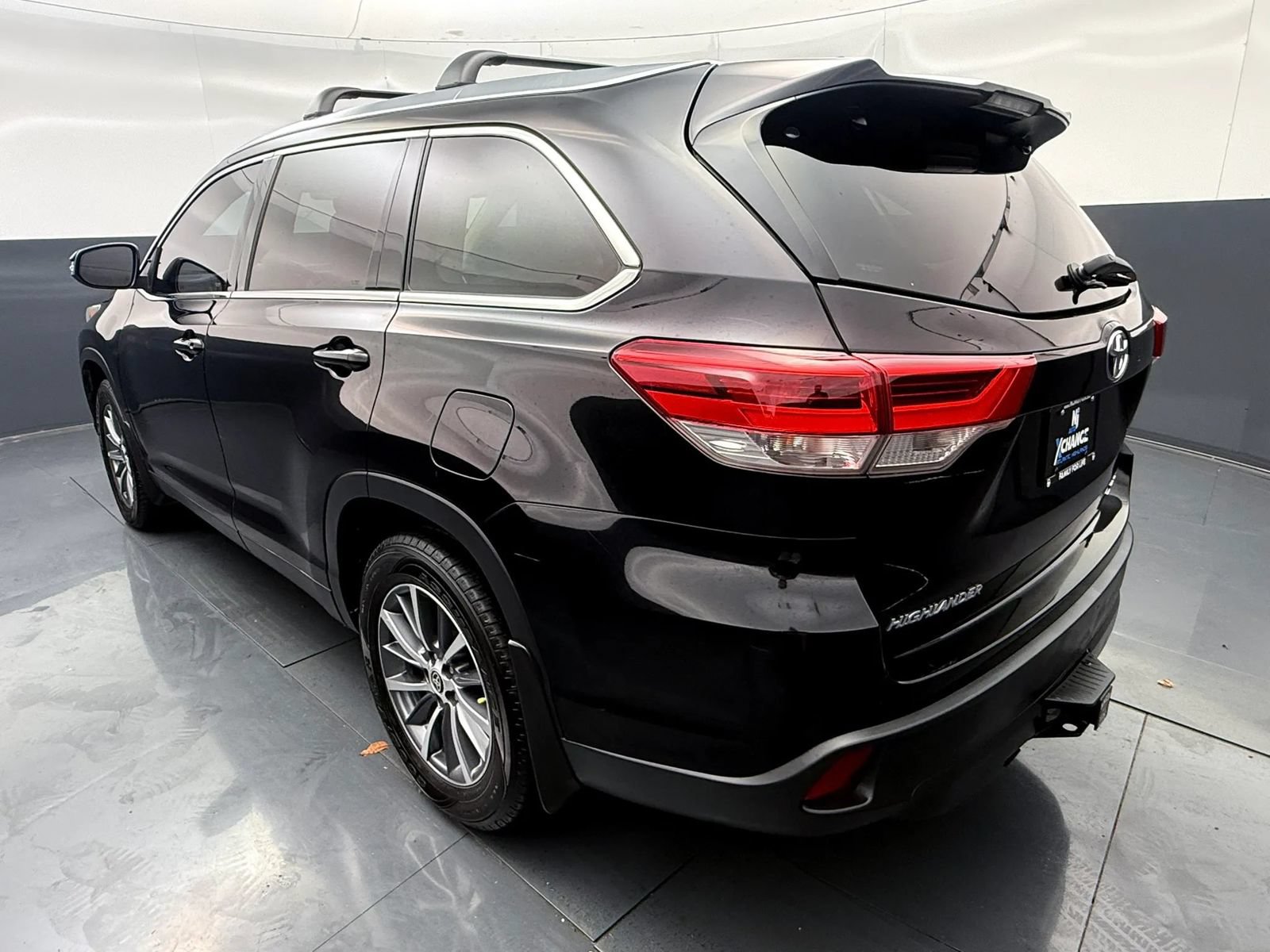 Used 2019 Toyota Highlander XLE AWD/4WD image 5