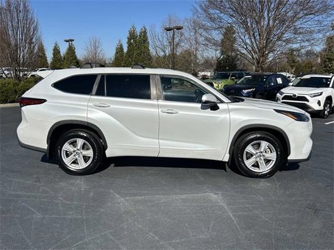 Used 2023 Toyota Highlander L image 3