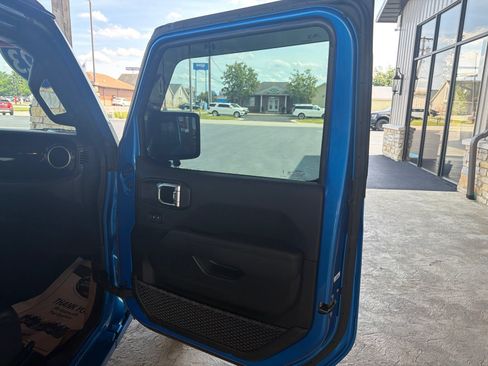 Used 2023 Jeep Wrangler Unlimited Sahara AWD/4WD image 5