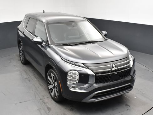 Used 2025 Mitsubishi Outlander AWD image 17