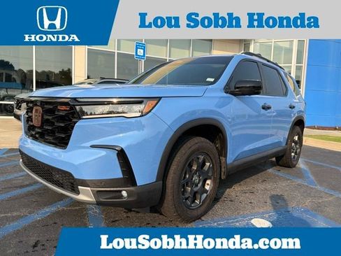 Certified 2025 Honda Pilot TrailSport image 1
