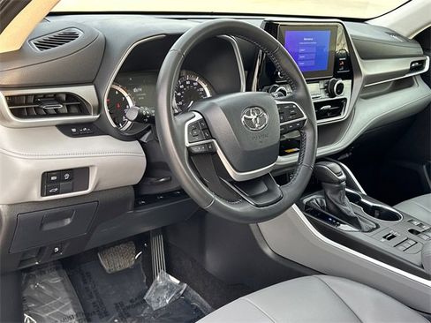 Used 2024 Toyota Highlander XLE image 23