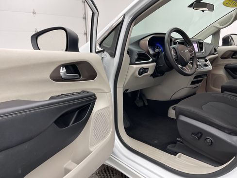 Used 2022 Chrysler Voyager LX FWD image 16