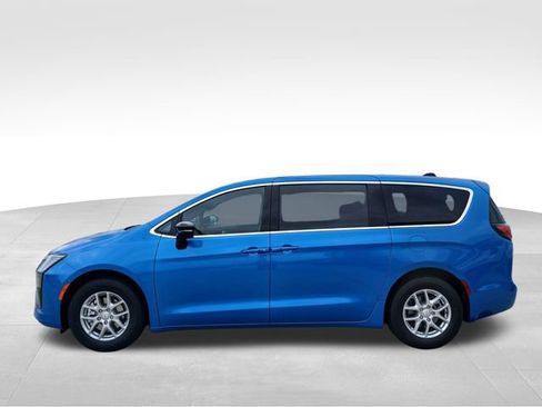 New 2027 Chrysler Pacifica Select FWD image 2