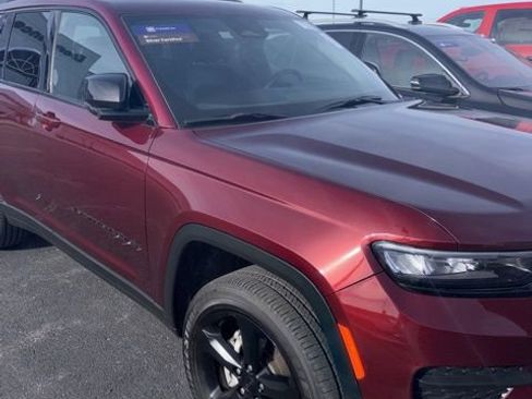 Used 2025 Jeep Grand Cherokee Altitude image 2