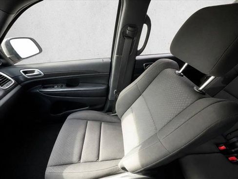 Used 2018 Jeep Grand Cherokee Laredo RWD image 19