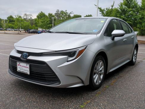 Used 2025 Toyota Corolla LE w/ LE Premium Package FWD image 8