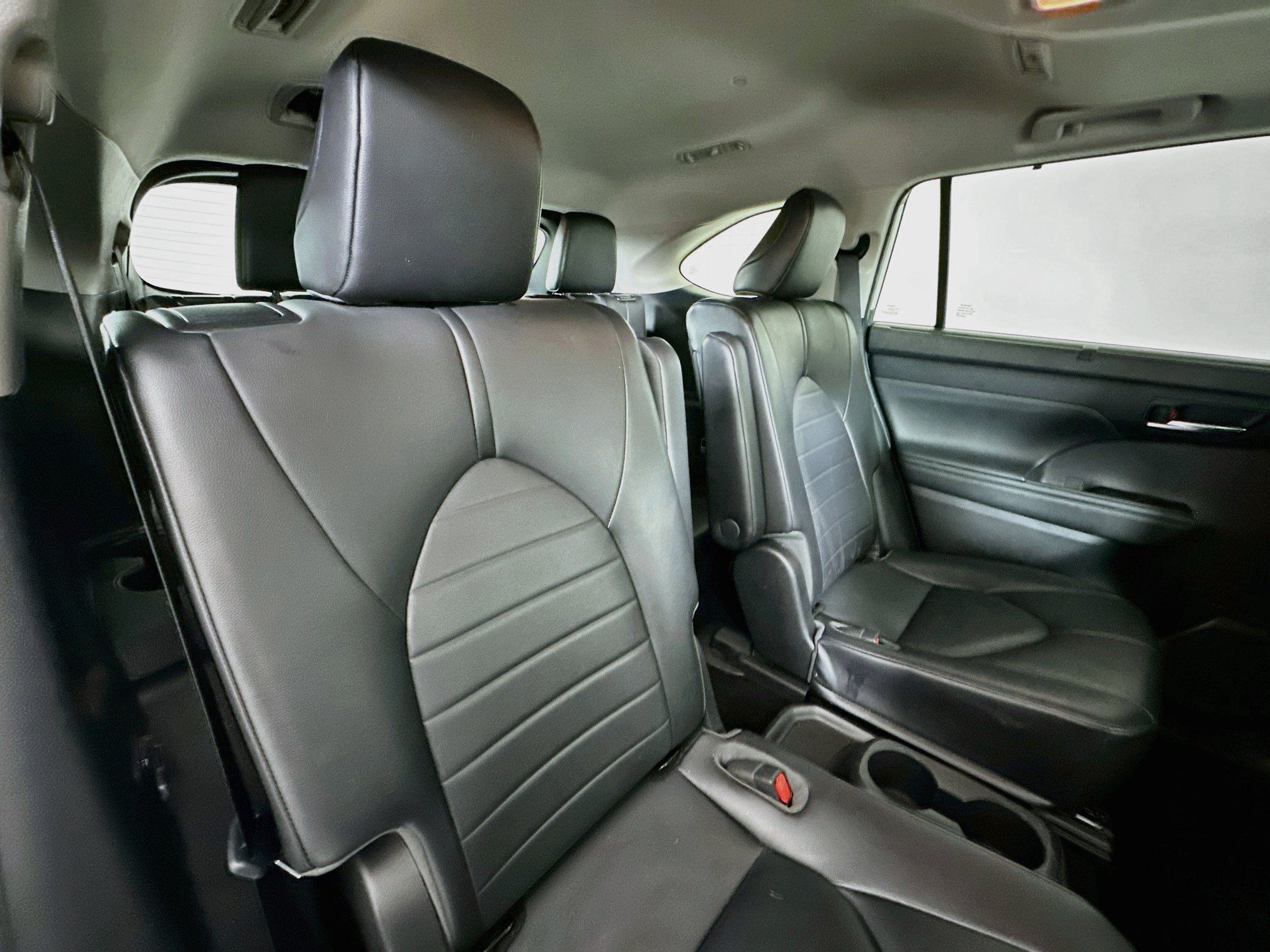 Used 2021 Toyota Highlander XLE AWD/4WD image 29