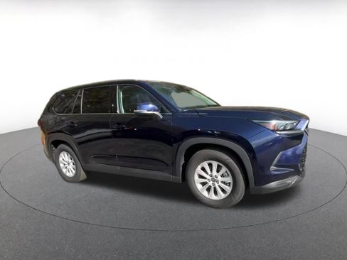 Used 2025 Toyota Grand Highlander XLE image 2