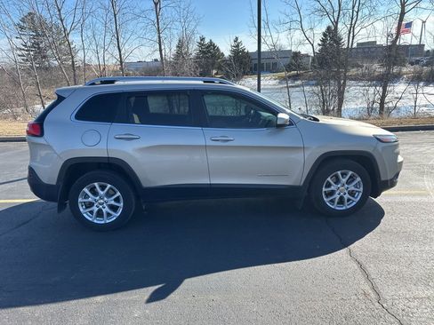 Used 2015 Jeep Cherokee Latitude image 2