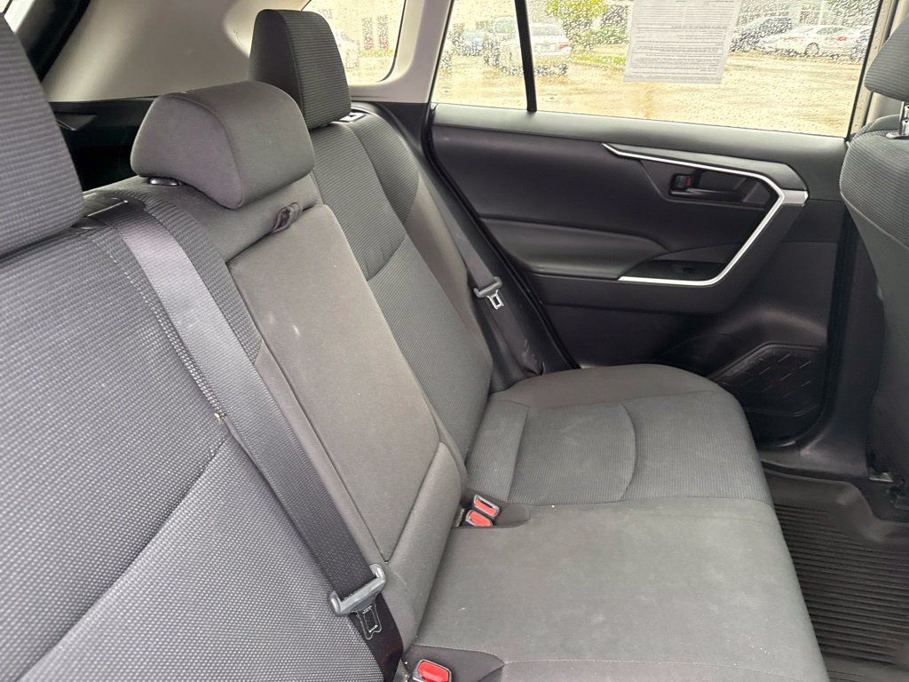 Used 2022 Toyota RAV4 LE AWD/4WD image 15