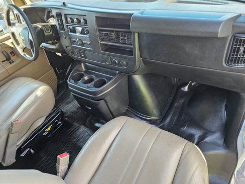 Used 2015 Chevrolet Express 2500 Extended image 21