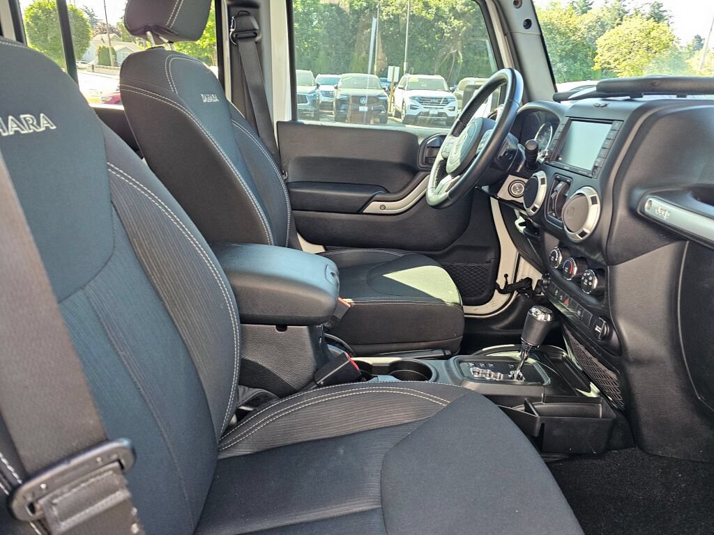 Used 2017 Jeep Wrangler Unlimited Sahara AWD/4WD image 9